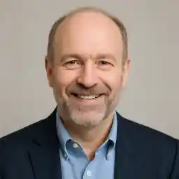 Portrait of Liam Patterson, an Australian player from Adelaide sharing his honest experience about online pokies and responsible gaming. Emphasising that casino play is entertainment, not a way to earn money.